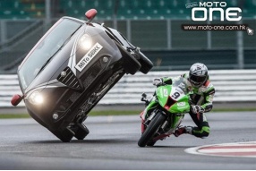 Kawasaki ZX-10R vs Alfa Romeo MiTo-高難度車底過彎