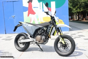 2023 Husqvarna 701 Supermoto 新色登場